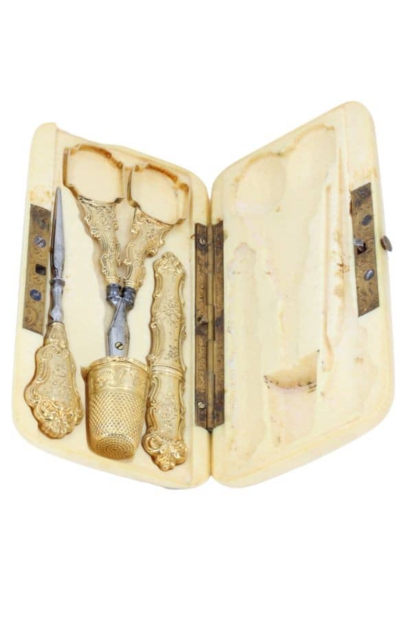 NECESSAIRE A COUTURE OR ET IVOIRE, photo 2 sur 3